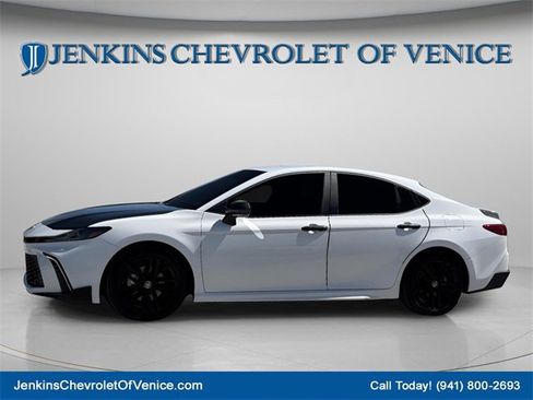 Used 2025 Toyota Camry SE w/ Convenience Package image 10