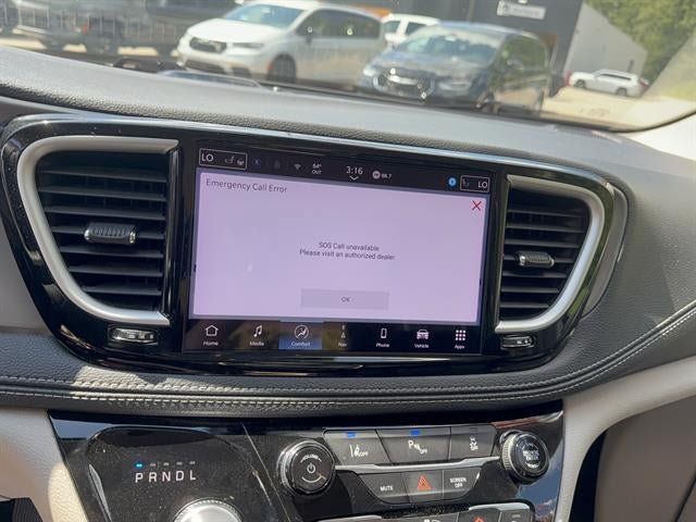 Used 2024 Chrysler Pacifica Limited FWD image 19
