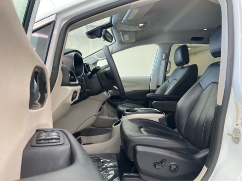 Used 2024 Chrysler Pacifica Touring-L FWD image 14