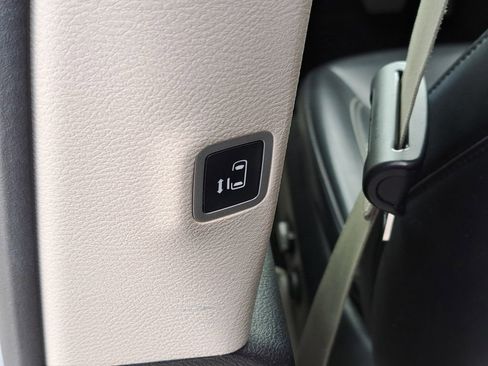 Used 2023 Chrysler Pacifica Touring-L FWD image 15