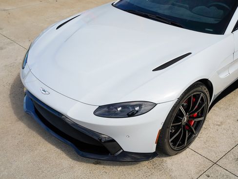 Used 2020 Aston Martin V8 Vantage Coupe image 3