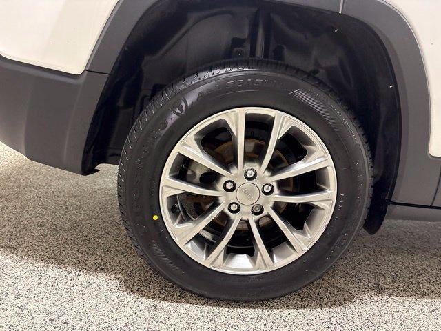 Used 2019 Jeep Cherokee Latitude Plus w/ Cold Weather Group FWD image 33