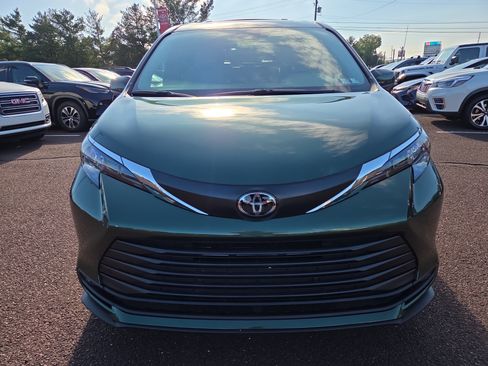 Certified 2026 Toyota Sienna XLE AWD/4WD image 8