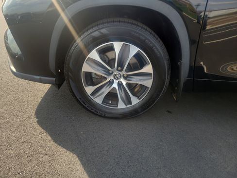 Used 2023 Toyota Highlander XLE image 10