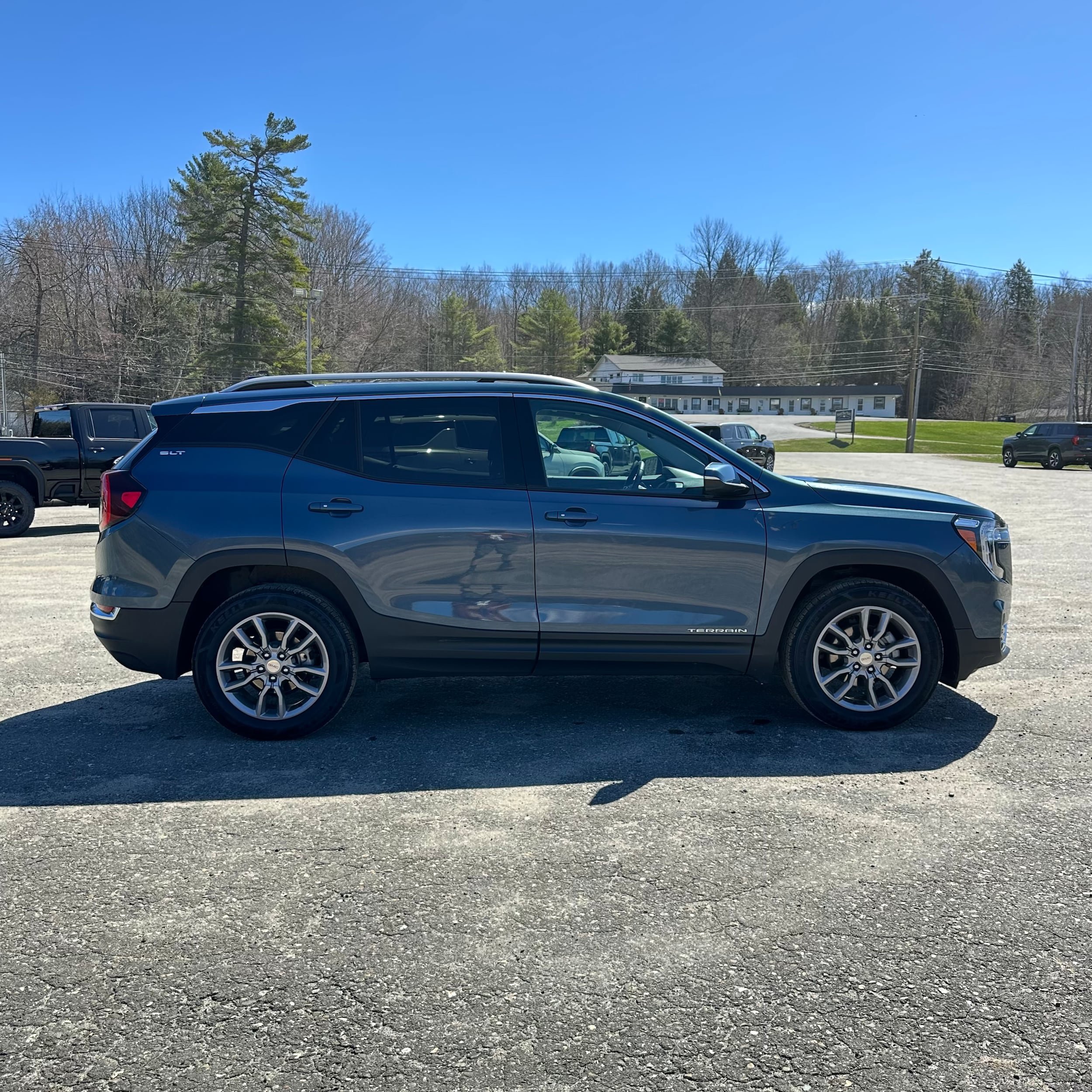 Used 2024 GMC Terrain SLT AWD/4WD image 2