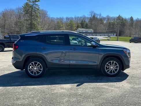 Used 2024 GMC Terrain SLT AWD/4WD image 2