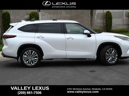 Used 2024 Toyota Highlander Platinum AWD/4WD image 3