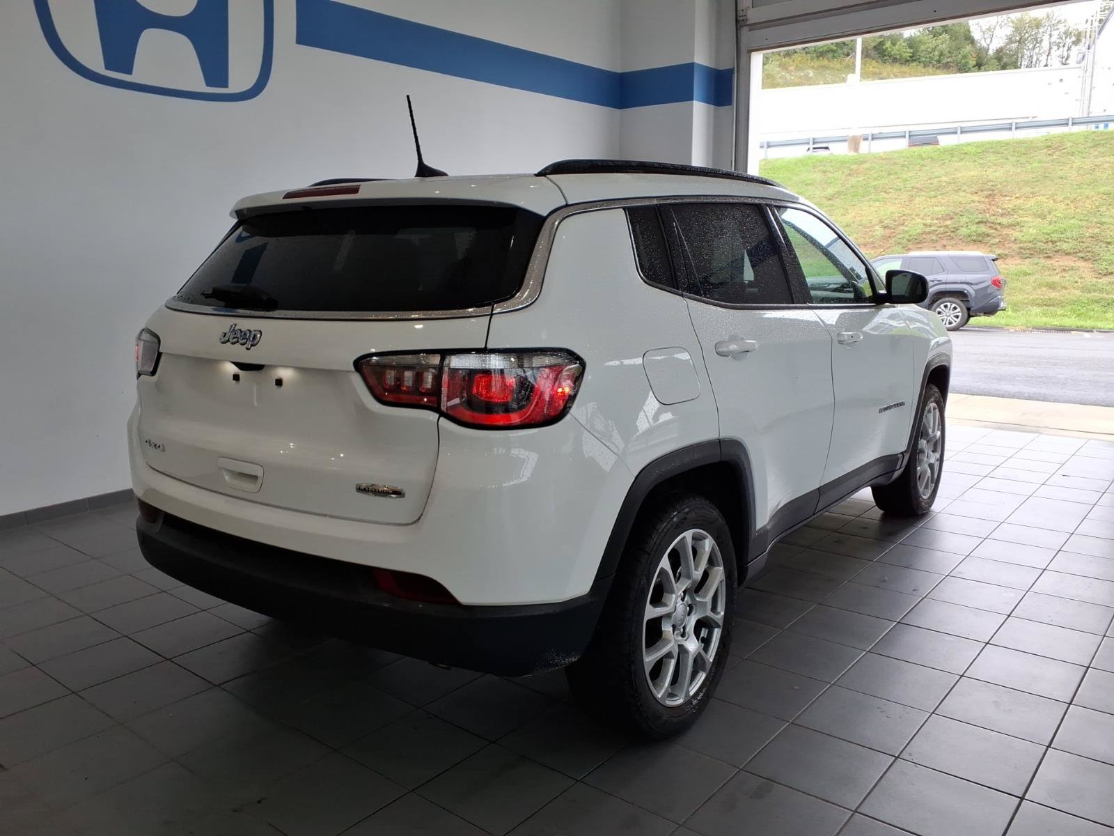 Used 2022 Jeep Compass Latitude w/ Sun and Sound Group AWD/4WD image 5