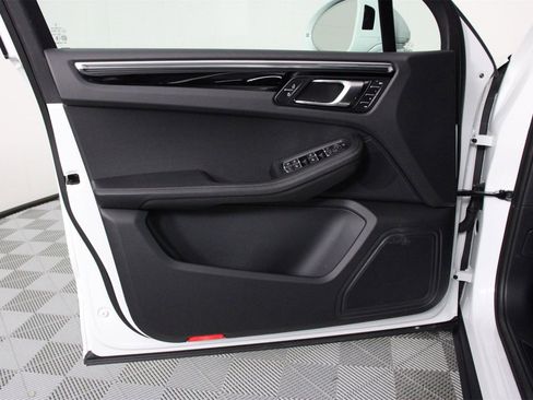 Used 2025 Porsche Macan image 20
