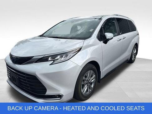 Used 2024 Toyota Sienna Limited AWD/4WD image 4