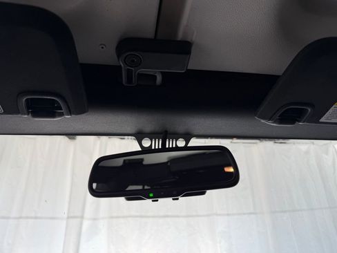 Used 2017 Jeep Wrangler Unlimited Sahara w/ Connectivity Group AWD/4WD image 18