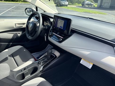 Used 2025 Toyota Corolla LE image 35