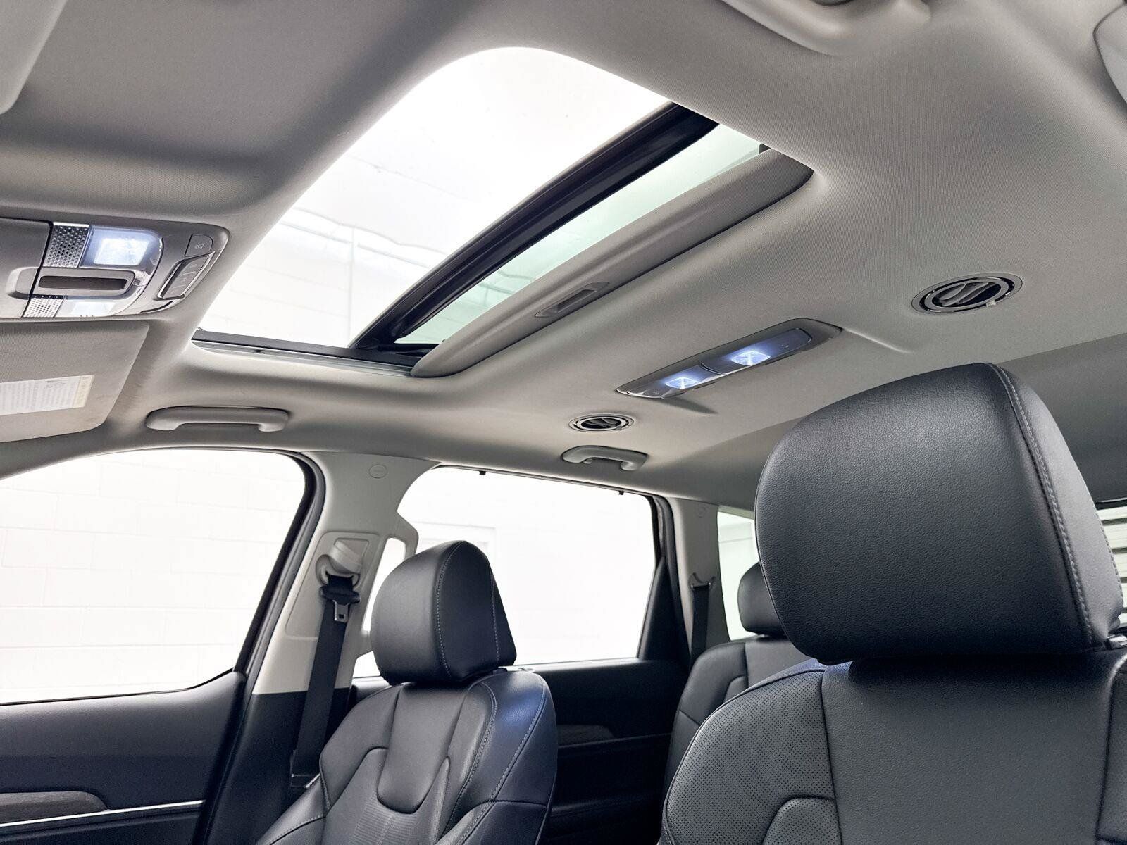 Used 2022 Kia Telluride EX w/ EX Premium Package FWD image 3