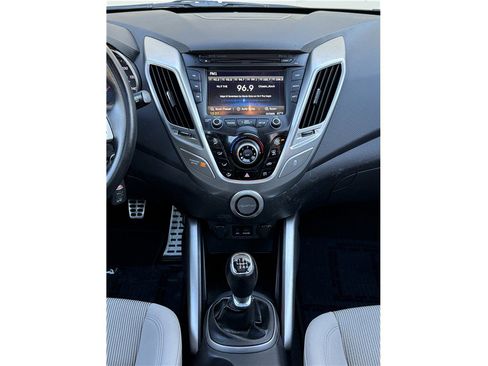 Used 2013 Hyundai Veloster w/ Style Pkg image 11