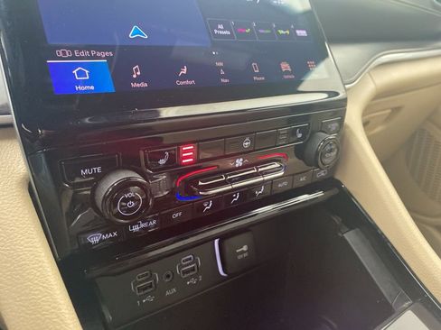 Used 2023 Jeep Grand Cherokee Limited w/ Black Appearance Package image 28