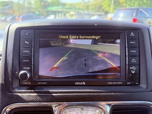 Used 2015 Chrysler Town & Country Touring image 27