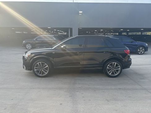 Used 2025 Audi Q3 2.0T Premium w/ Black Optic Sport Package image 9