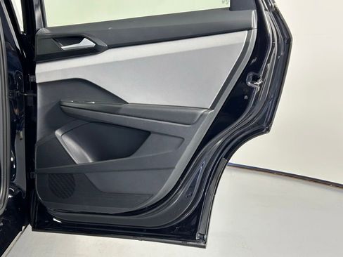 Used 2022 Volkswagen Taos SE w/ Panoramic Sunroof Package FWD image 11
