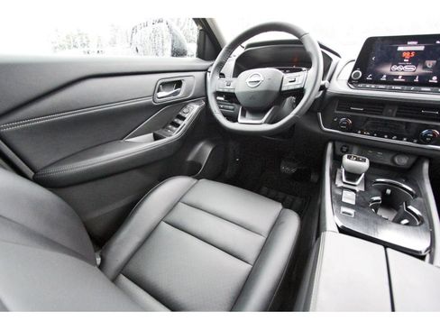 Used 2025 Nissan Rogue SV w/ SV Premium Package FWD image 11