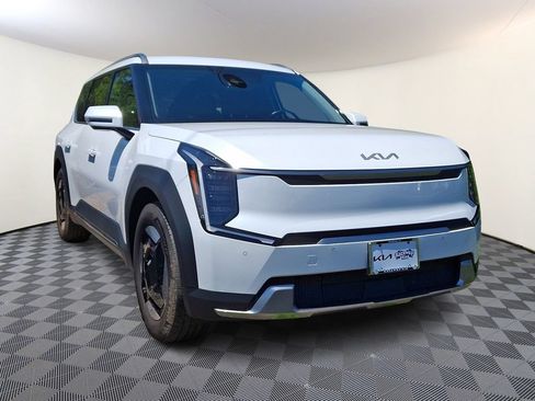 Certified 2024 Kia EV9 Wind AWD/4WD image 1