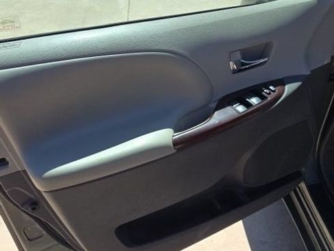 Used 2014 Toyota Sienna XLE FWD image 9