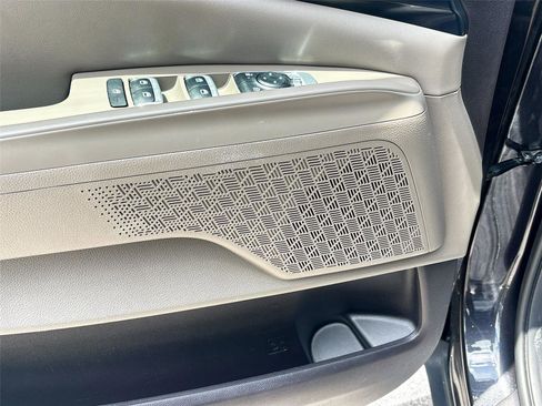 Used 2025 Kia Carnival FWD image 19