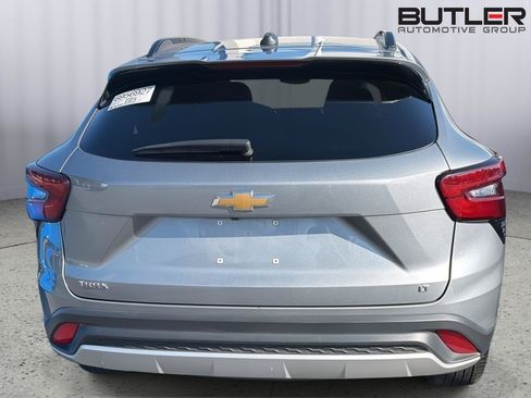 Used 2025 Chevrolet Trax LT FWD image 9