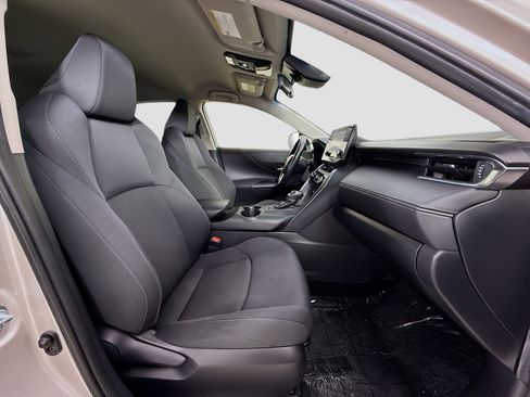 Used 2022 Toyota Venza LE image 27