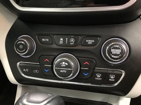 Used 2022 Jeep Cherokee Limited AWD/4WD image 32