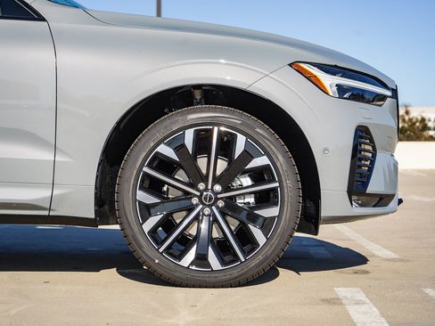 New 2026 Volvo XC60 B5 Ultra w/ Protection Package Premier AWD/4WD image 9