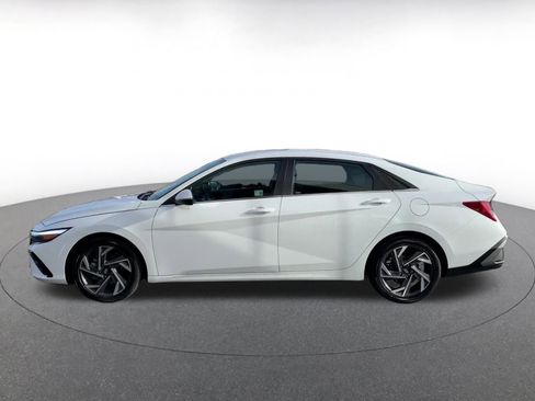 Used 2025 Hyundai Elantra Limited image 9