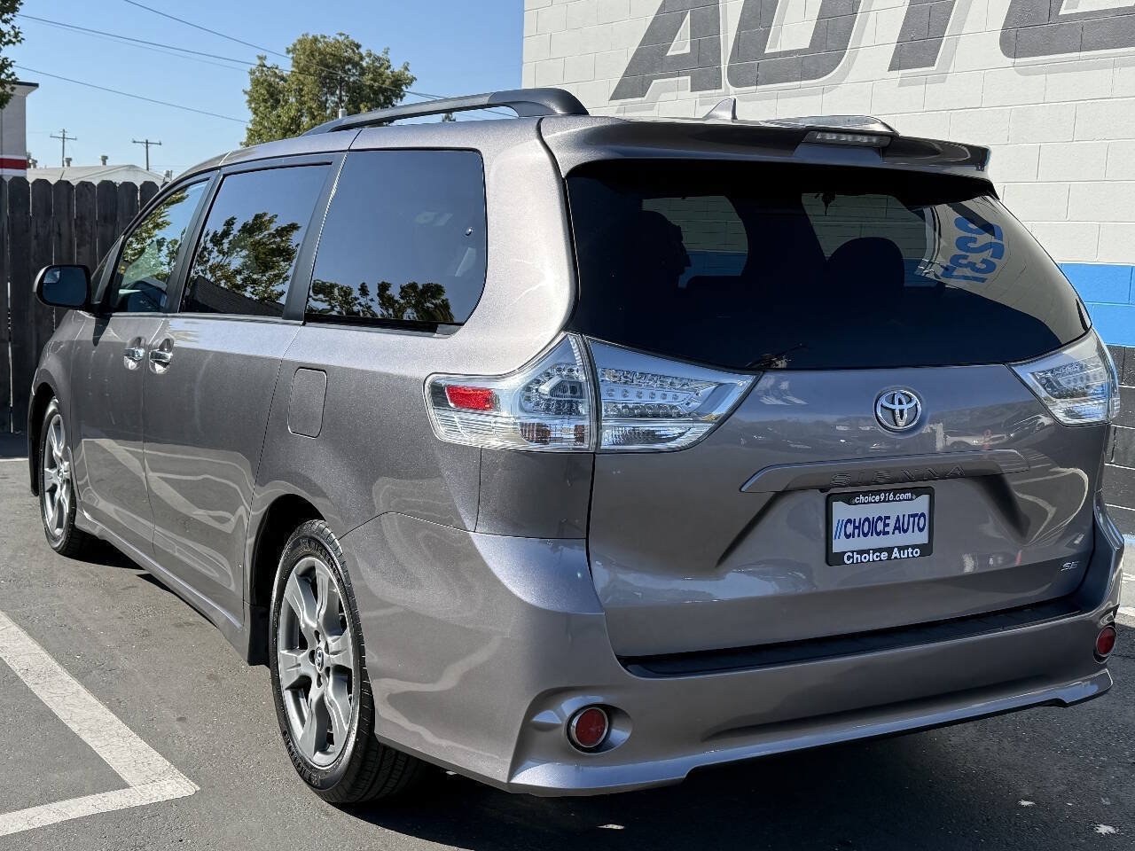 Used 2018 Toyota Sienna SE FWD image 4