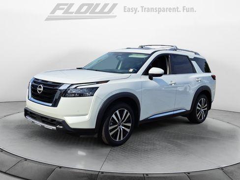 Used 2025 Nissan Pathfinder Platinum w/ Cargo Package FWD image 4