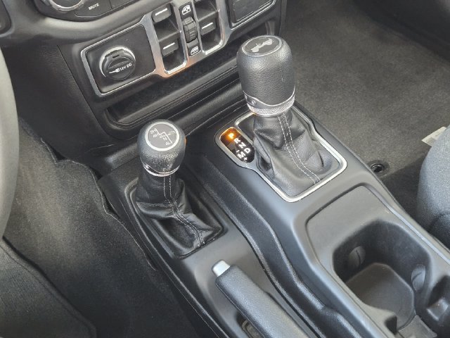 Used 2026 Jeep Wrangler Unlimited Sahara AWD/4WD image 26