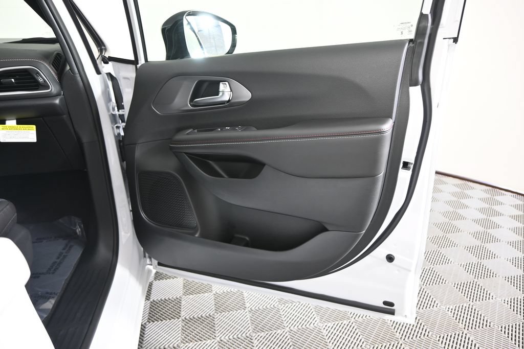 New 2027 Chrysler Pacifica Select AWD/4WD image 12