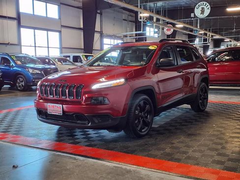 Used 2017 Jeep Cherokee Sport FWD image 3