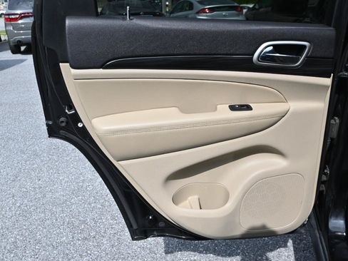 Used 2019 Jeep Grand Cherokee Laredo AWD/4WD image 21