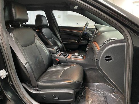 Used 2017 Chrysler 300 C Platinum image 14