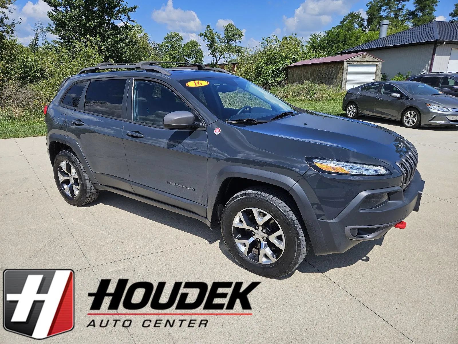 Used 2016 Jeep Cherokee Trailhawk w/ Comfort/Convenience Group AWD/4WD image 1