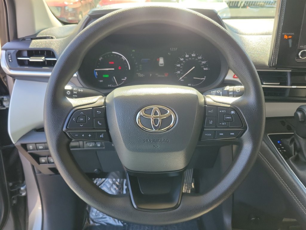 Used 2026 Toyota Sienna LE FWD image 23