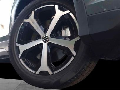 New 2025 Volkswagen Tiguan SE