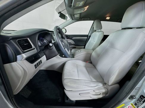 Used 2015 Toyota Highlander LE FWD image 23