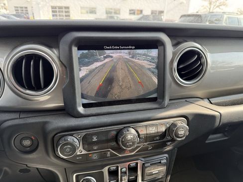 Used 2019 Jeep Wrangler Unlimited Sahara image 10