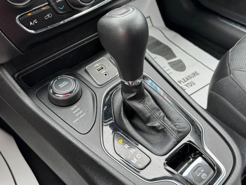 Used 2019 Jeep Cherokee Limited AWD/4WD image 23