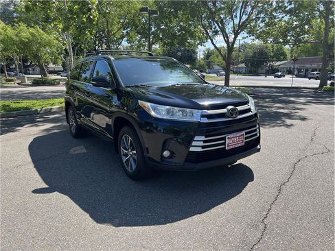 Used 2018 Toyota Highlander XLE AWD/4WD image 1