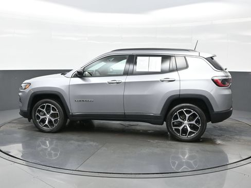 Used 2024 Jeep Compass Latitude AWD/4WD image 4