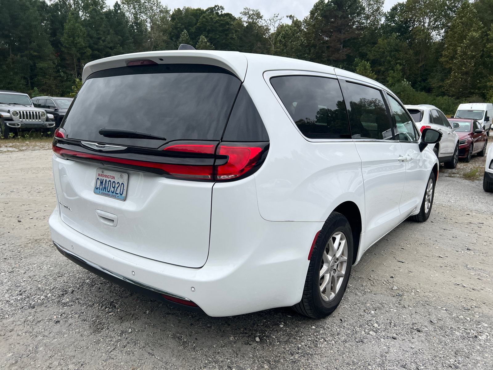 Used 2024 Chrysler Pacifica Touring-L FWD image 8