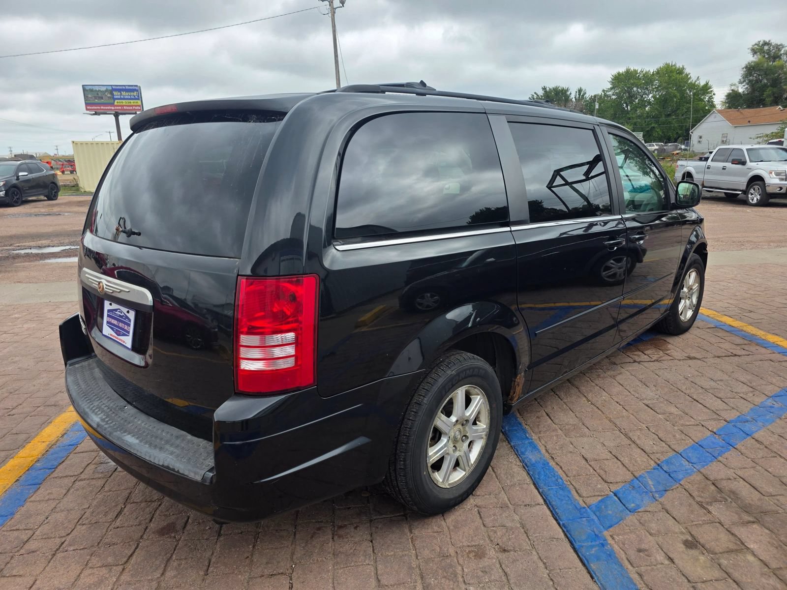Used 2008 Chrysler Town & Country Touring FWD image 5