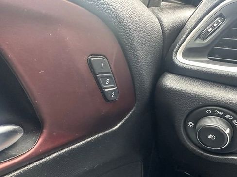 Used 2020 Chrysler Pacifica Touring-L image 9