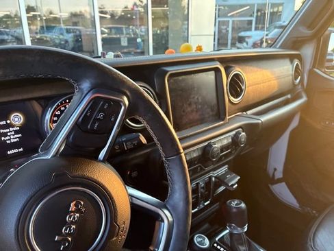 Used 2018 Jeep Wrangler Unlimited Sahara AWD/4WD image 6